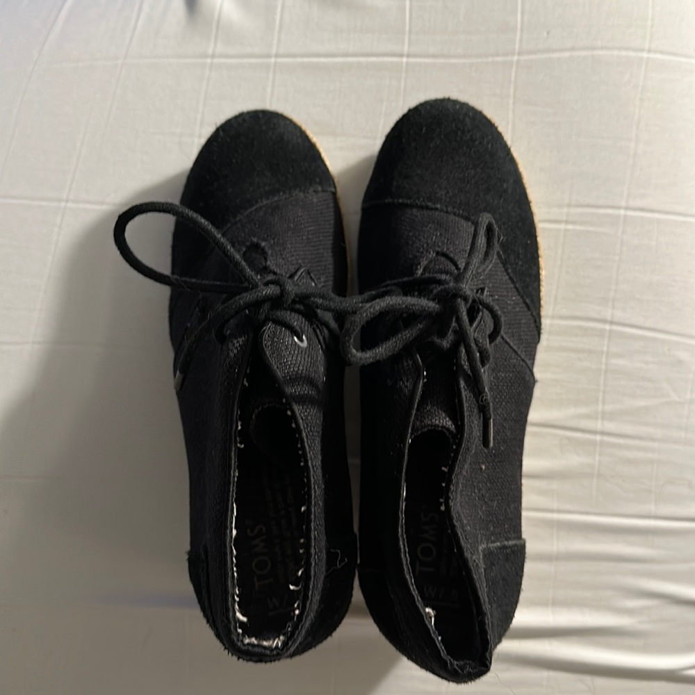 Tom’s heels black